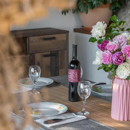 Dom wakacyjny In With Sauna *