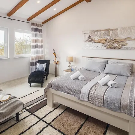 Dom wakacyjny In With Sauna *